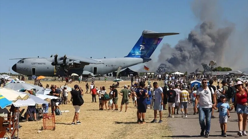 Yunanistan'da hava gösterisi sırasında savaş uçağı düştü: 2 pilot hayatını kaybetti